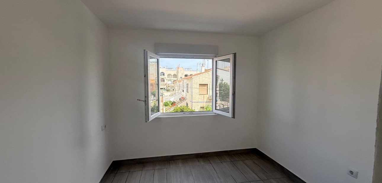 Sale - Apartment / flat -
Torrevieja - Estacion de autobuses