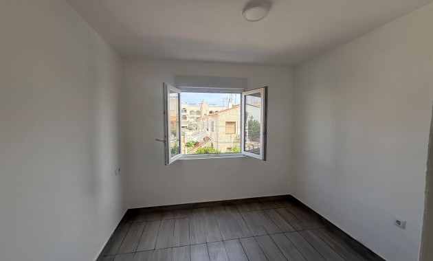 Sale - Apartment / flat -
Torrevieja - Estacion de autobuses