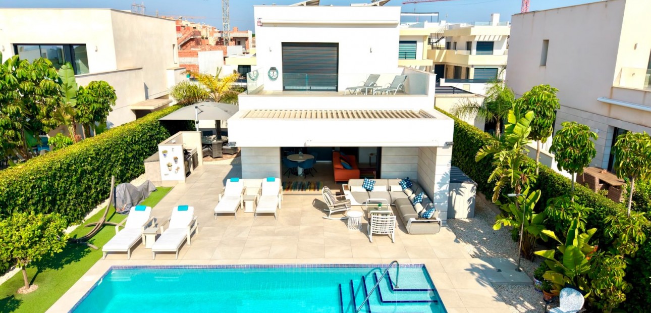 Sale - Detached Villa -
Los Montesinos - La Herrada