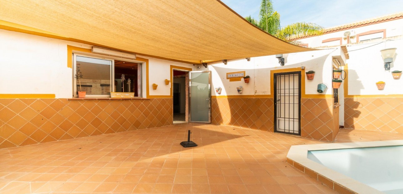Sale - Villa -
Torrevieja - Los altos