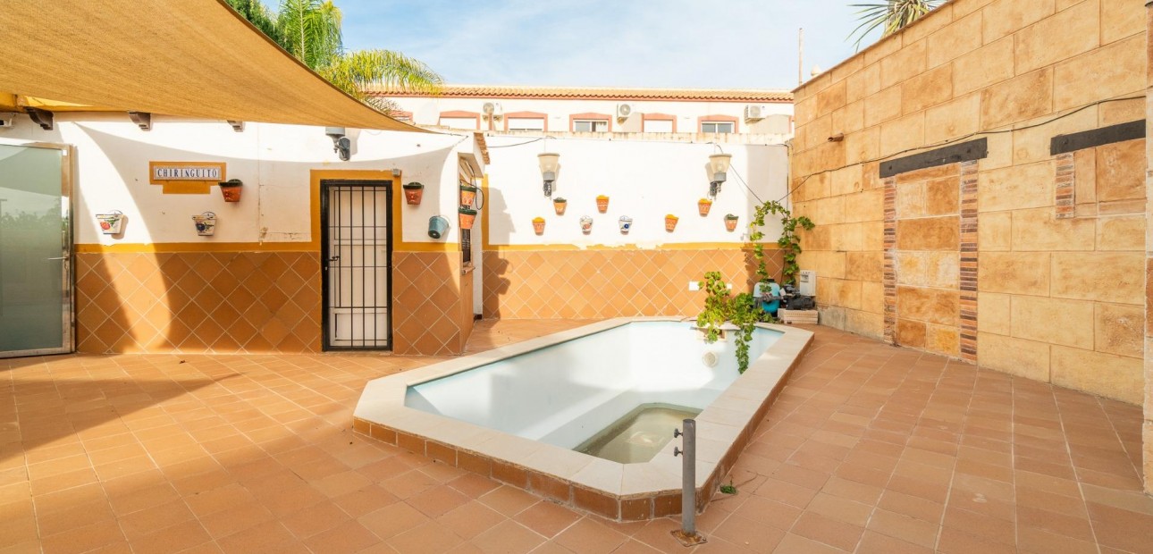 Sale - Villa -
Torrevieja - Los altos