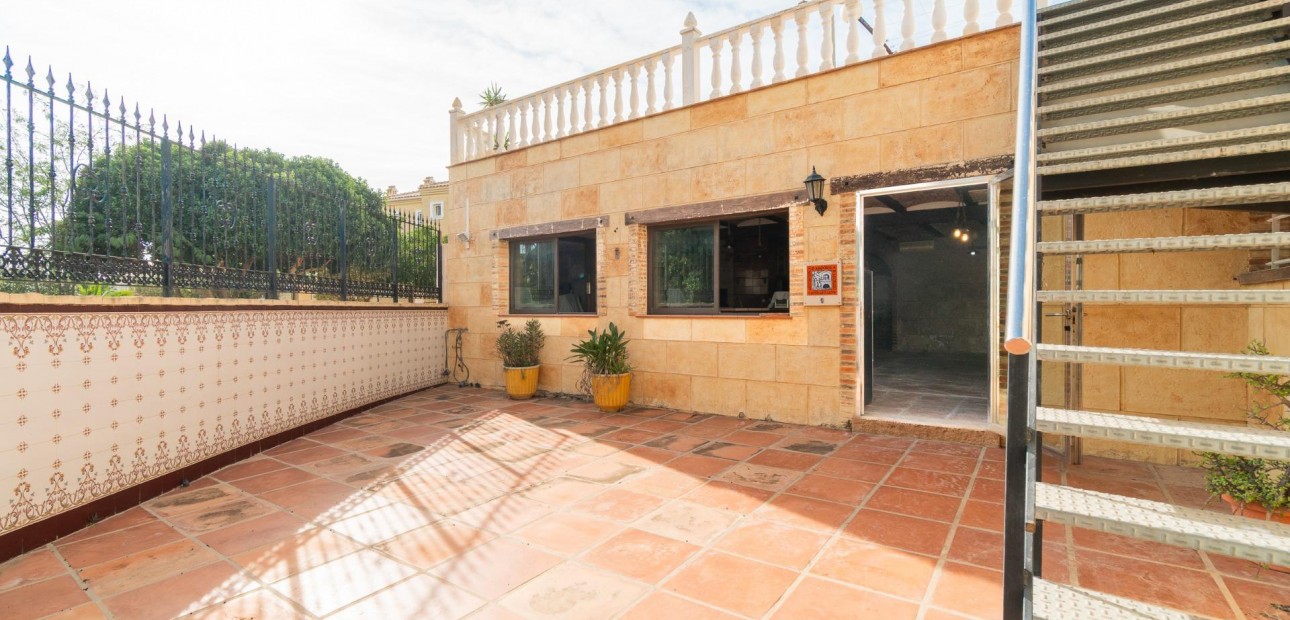 Sale - Villa -
Torrevieja - Los altos