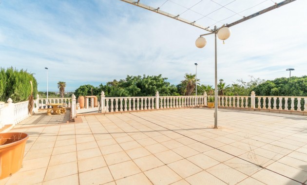 Sale - Villa -
Torrevieja - Los altos