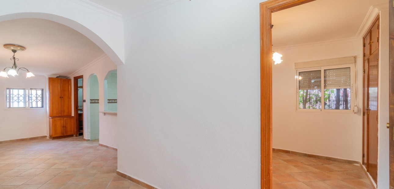 Sale - Villa -
Torrevieja - Los altos