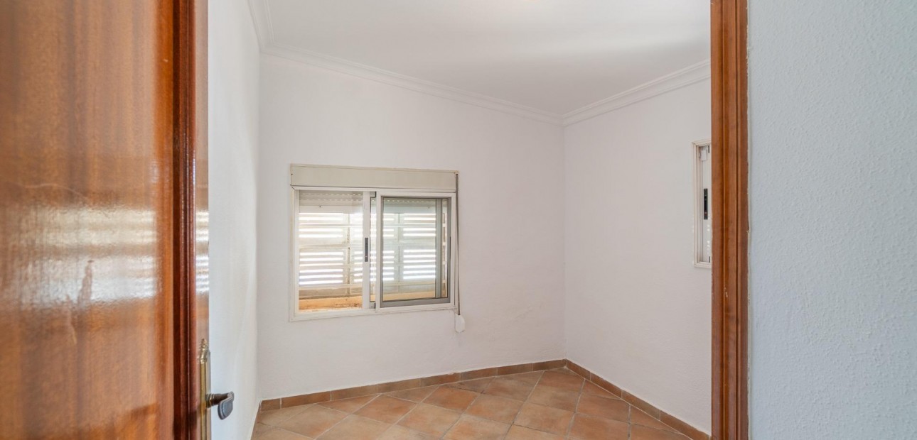 Sale - Villa -
Torrevieja - Los altos