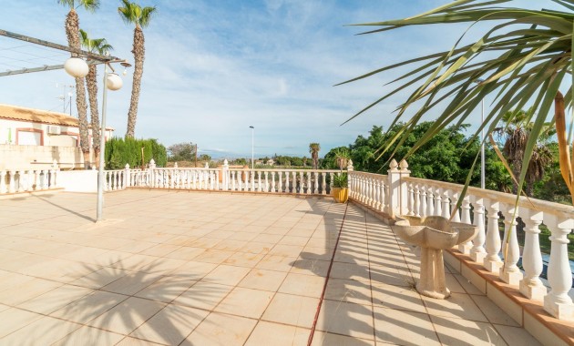 Sale - Villa -
Torrevieja - Los altos