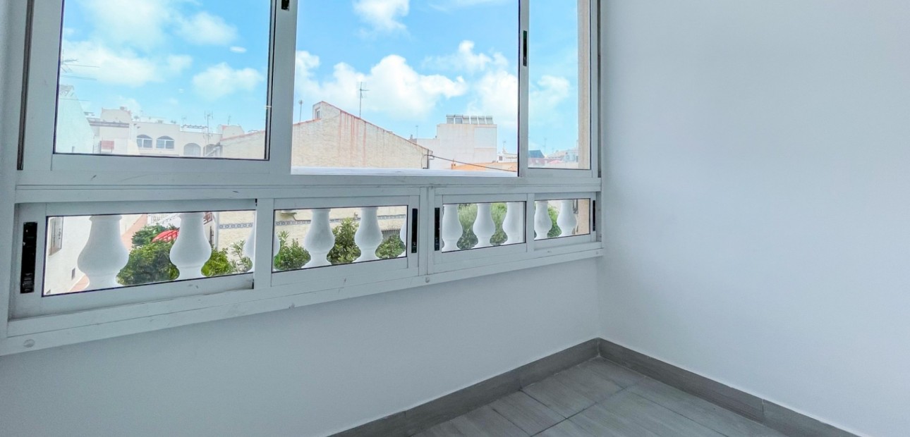 Sale - Apartment / flat -
Torrevieja - Torrevieja - Centre