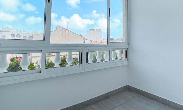 Sale - Apartment / flat -
Torrevieja - Torrevieja - Centre