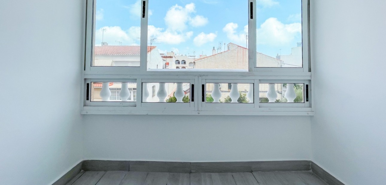 Sale - Apartment / flat -
Torrevieja - Torrevieja - Centre