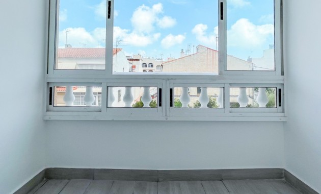 Sale - Apartment / flat -
Torrevieja - Torrevieja - Centre