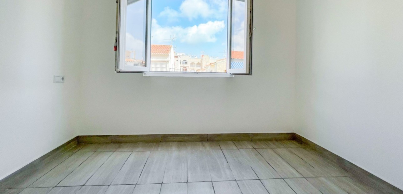 Sale - Apartment / flat -
Torrevieja - Torrevieja - Centre