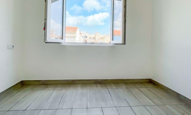 Sale - Apartment / flat -
Torrevieja - Torrevieja - Centre