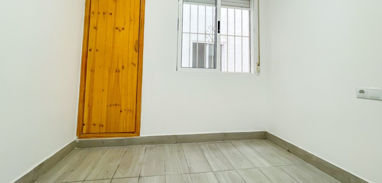 Sale - Apartment / flat -
Torrevieja - Torrevieja - Centre