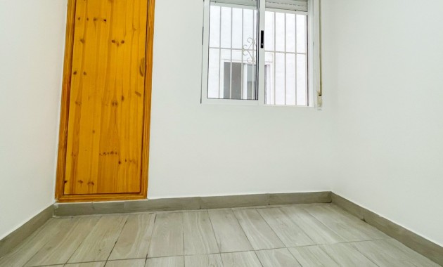 Sale - Apartment / flat -
Torrevieja - Torrevieja - Centre