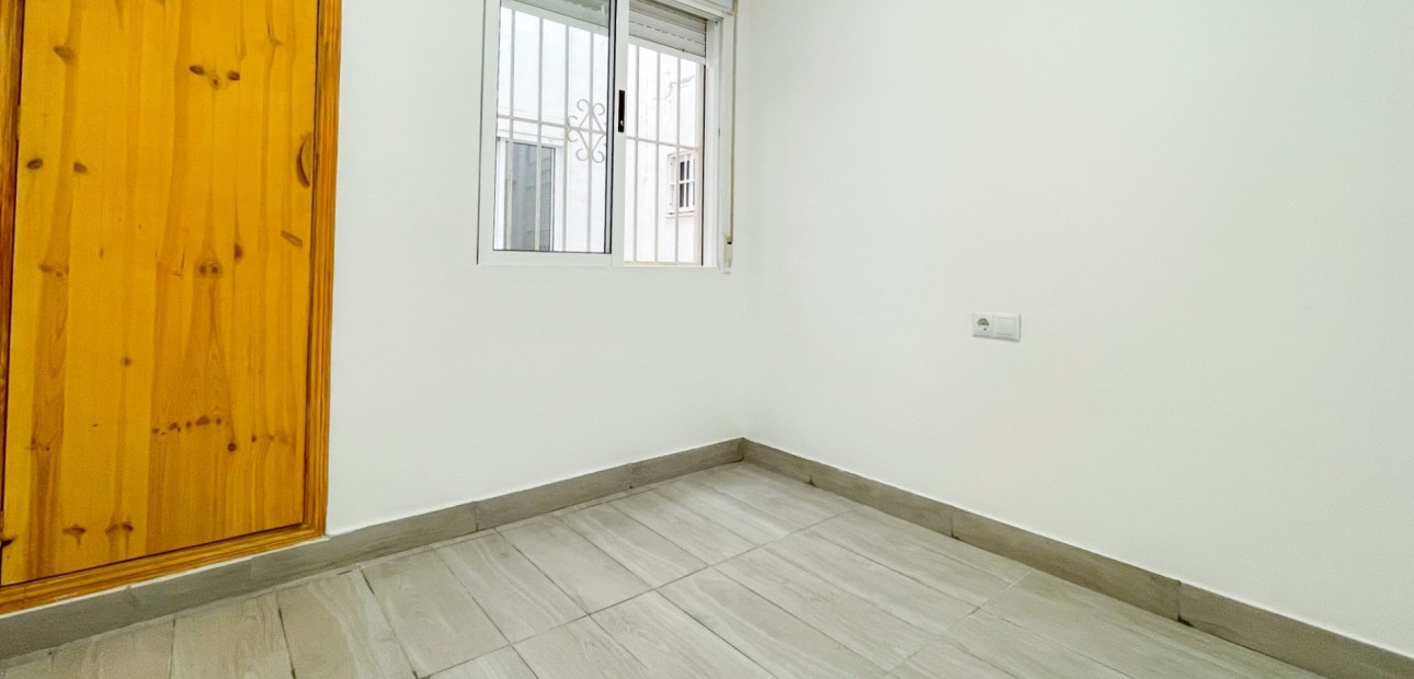 Sale - Apartment / flat -
Torrevieja - Torrevieja - Centre
