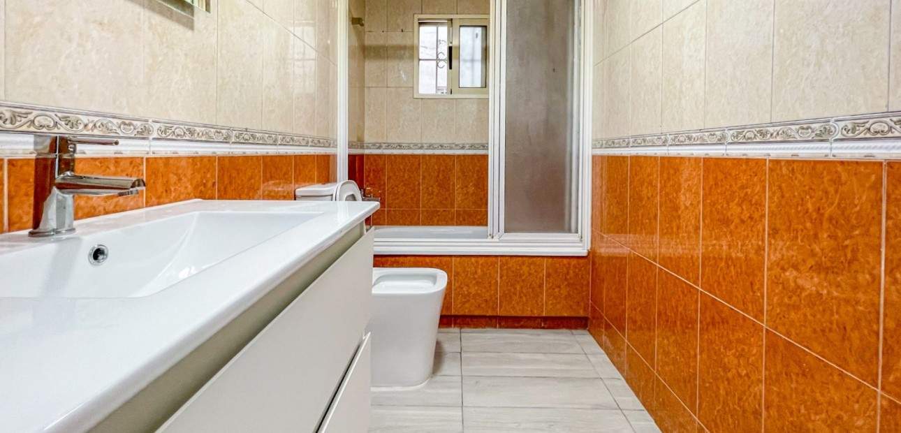 Sale - Apartment / flat -
Torrevieja - Torrevieja - Centre