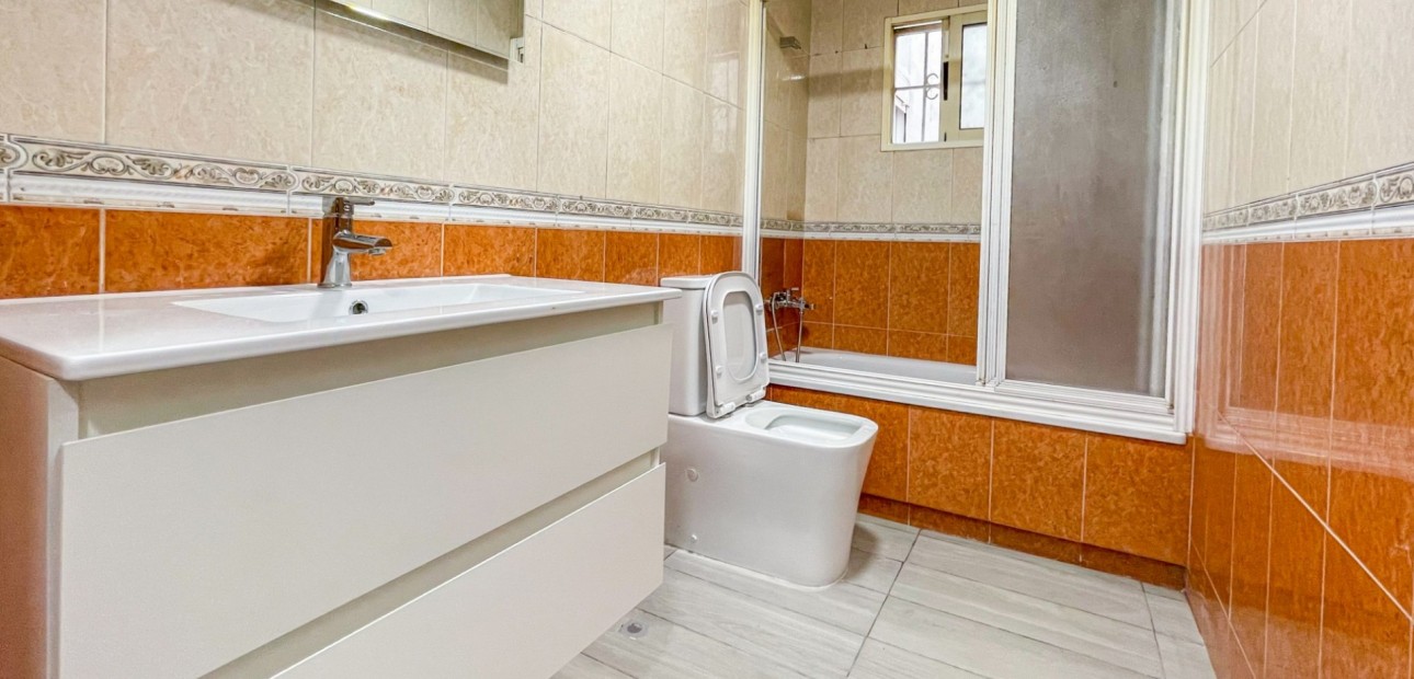 Sale - Apartment / flat -
Torrevieja - Torrevieja - Centre