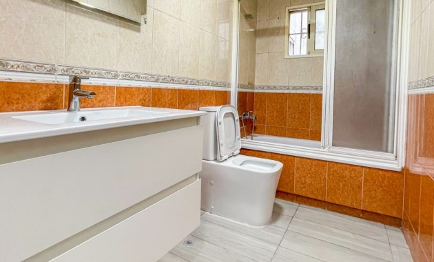 Sale - Apartment / flat -
Torrevieja - Torrevieja - Centre