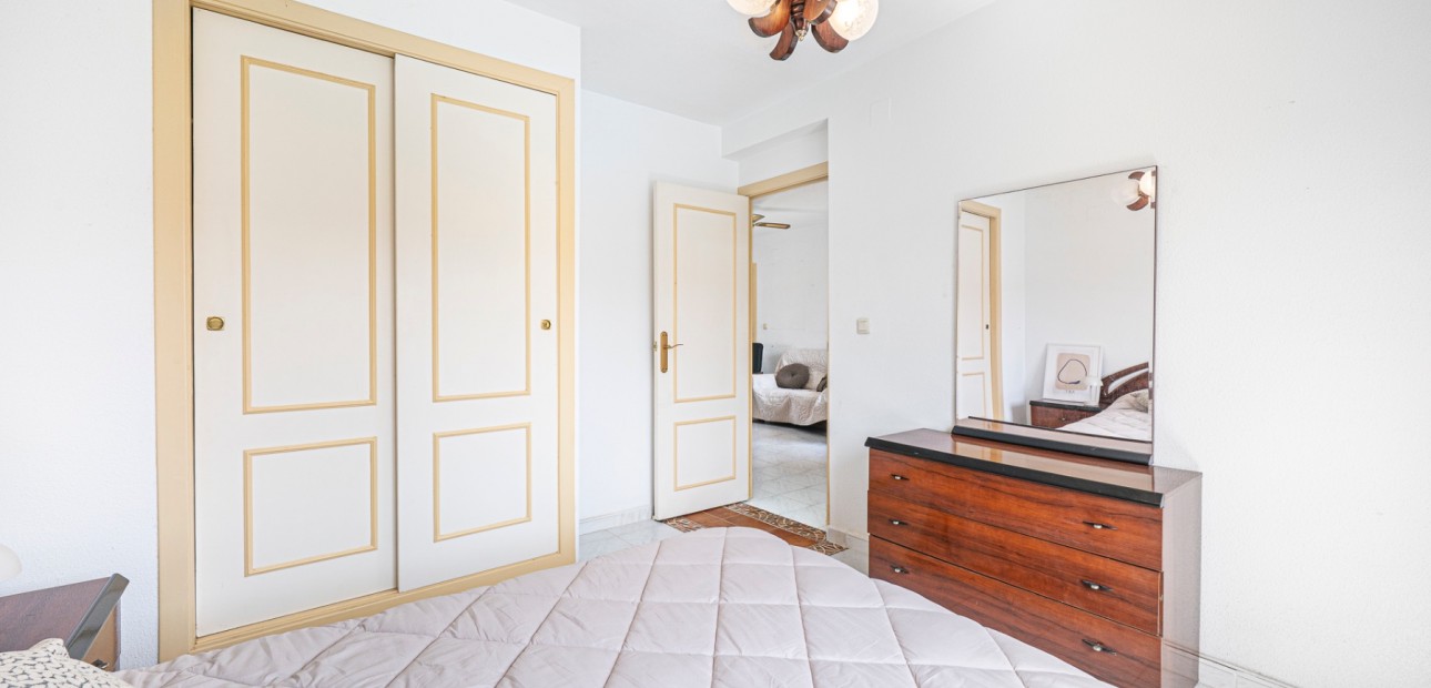 Sale - Apartment / flat -
Torrevieja - Torrevieja - Centre