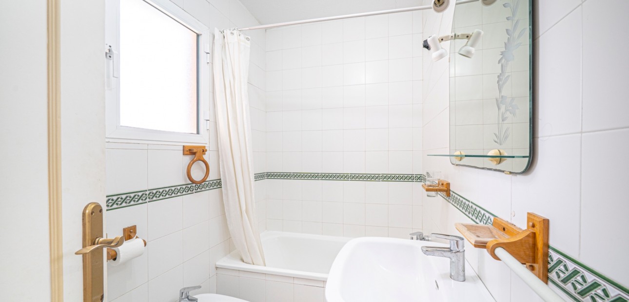 Sale - Apartment / flat -
Torrevieja - Torrevieja - Centre