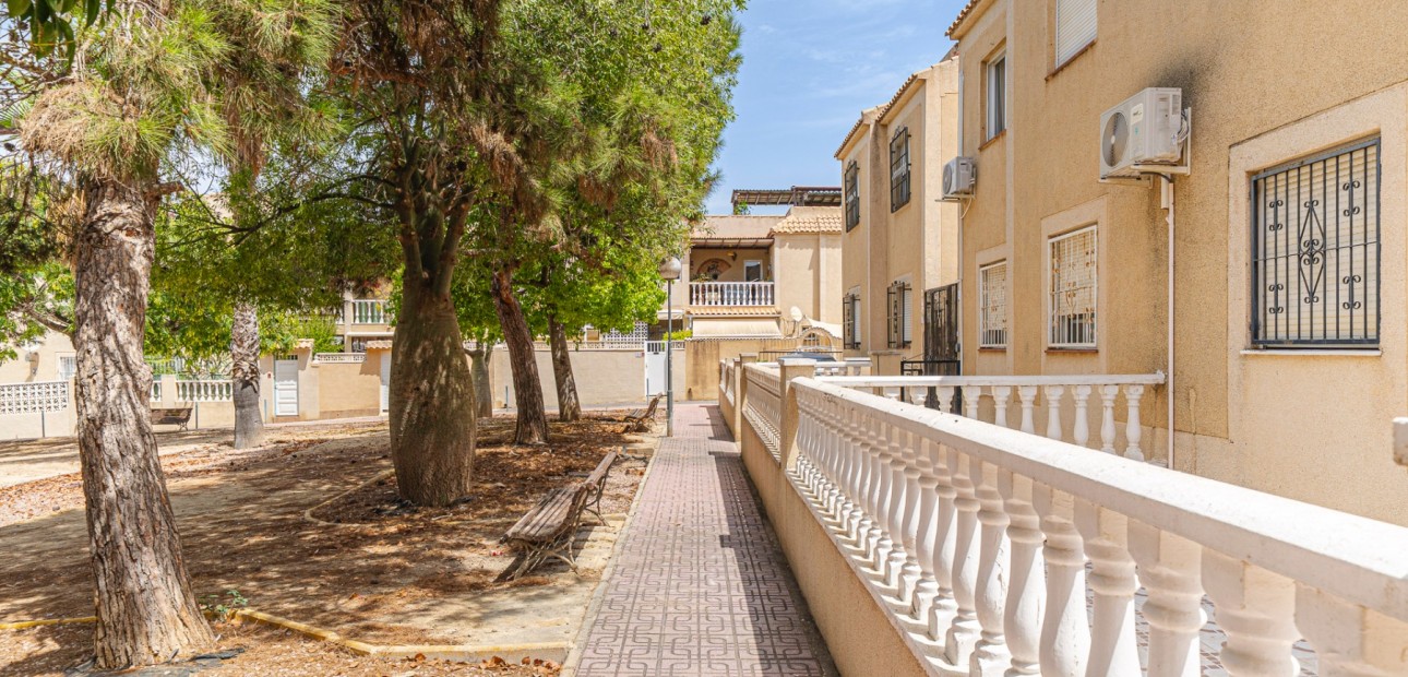 Sale - Apartment / flat -
Torrevieja - Torrevieja - Centre