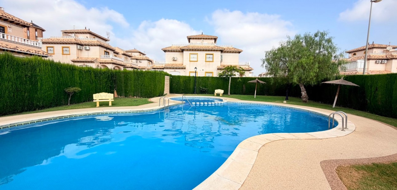 Venta - Semi Detached Villa -
Lomas de Cabo Roig - Orihuela Costa