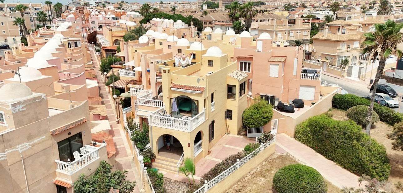 Venta - Terraced house -
Torrevieja - Los Frutales