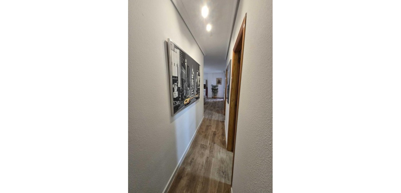Sale - Apartment / flat -
Torrevieja - Centro