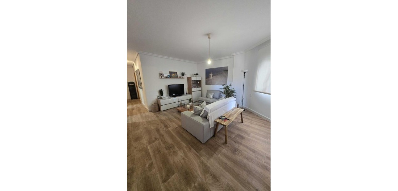 Sale - Apartment / flat -
Torrevieja - Centro