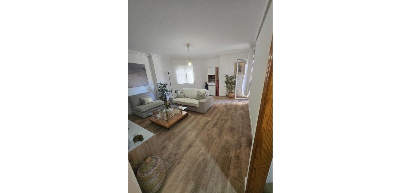 Sale - Apartment / flat -
Torrevieja - Centro