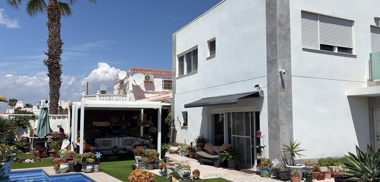 Sale - Detached Villa -
Torrevieja - Torretas