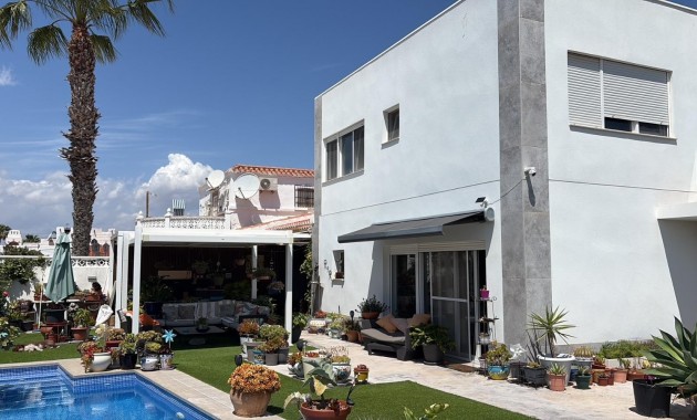 Sale - Detached Villa -
Torrevieja - Torretas