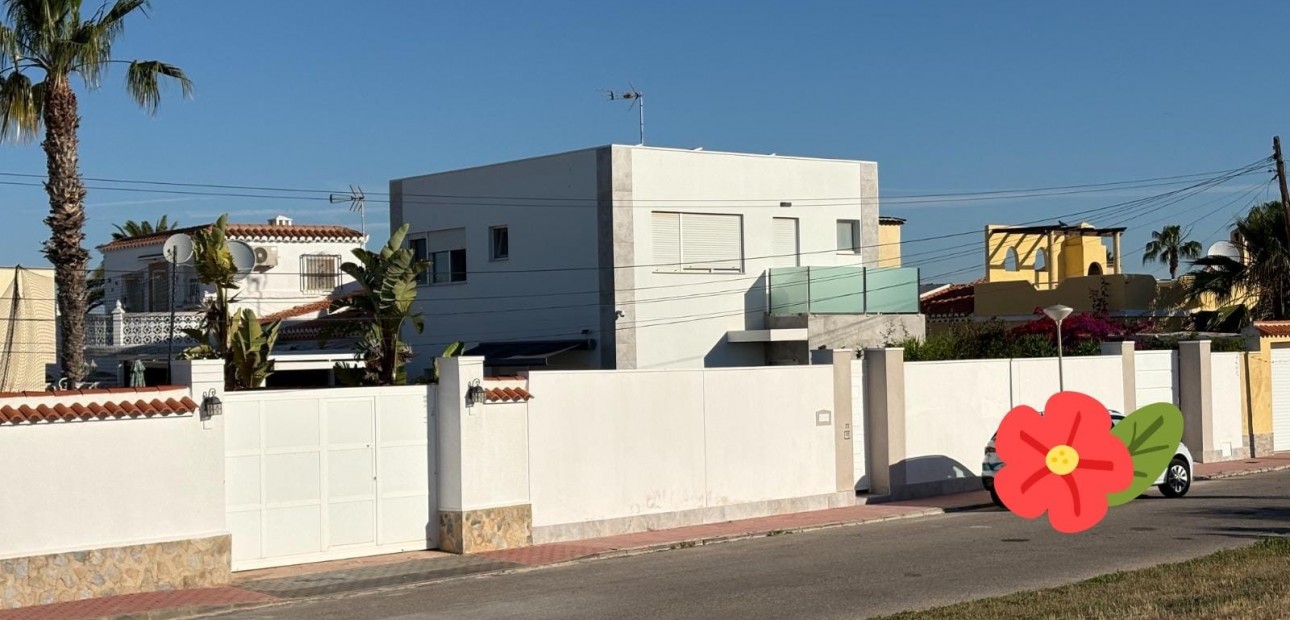 Sale - Detached Villa -
Torrevieja - Torretas