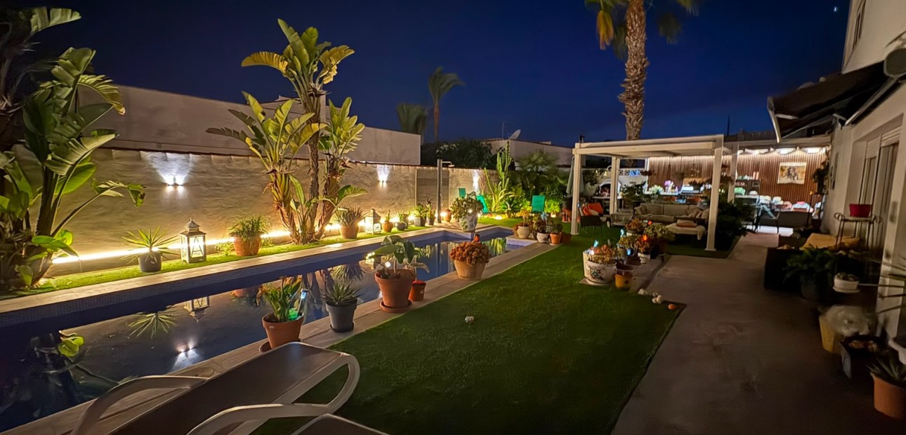 Sale - Detached Villa -
Torrevieja - Torretas