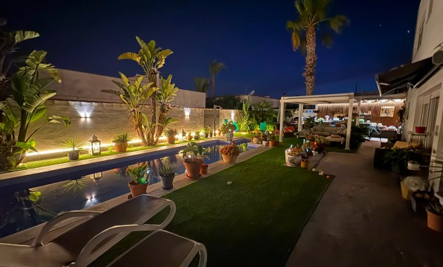 Sale - Detached Villa -
Torrevieja - Torretas