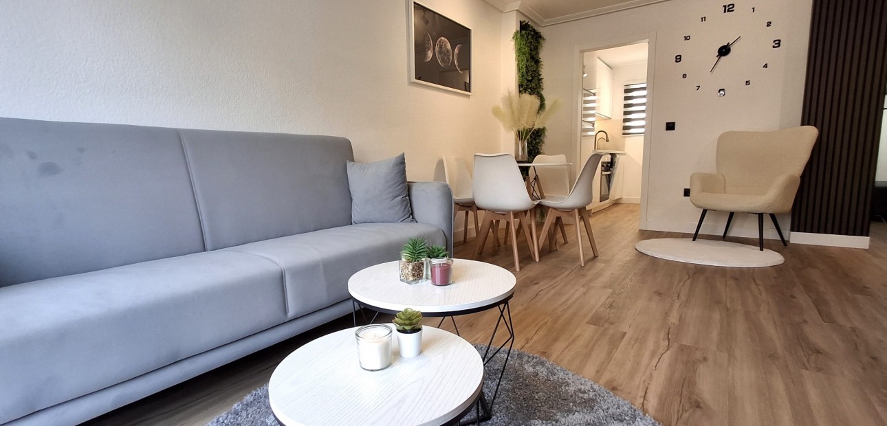 Sale - Apartment / flat -
Torrevieja - Torrevieja - Centre