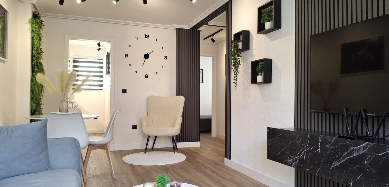 Sale - Apartment / flat -
Torrevieja - Torrevieja - Centre
