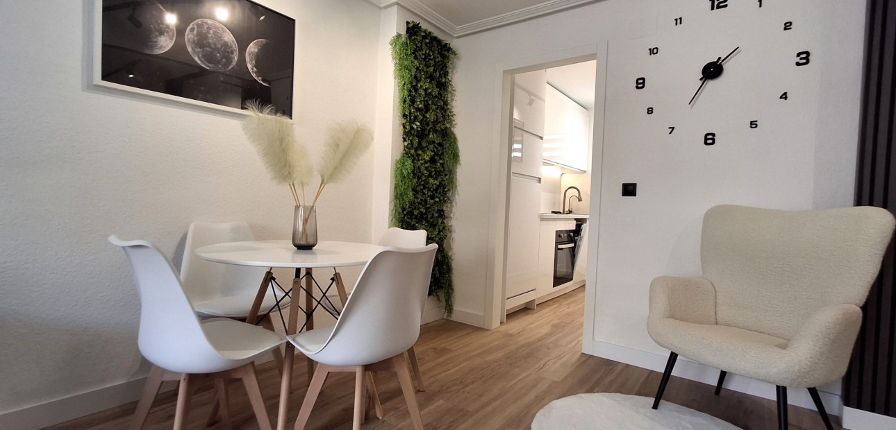 Sale - Apartment / flat -
Torrevieja - Torrevieja - Centre