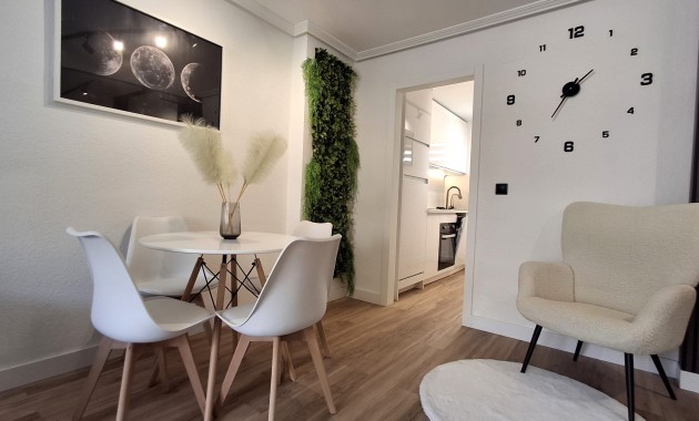 Sale - Apartment / flat -
Torrevieja - Torrevieja - Centre