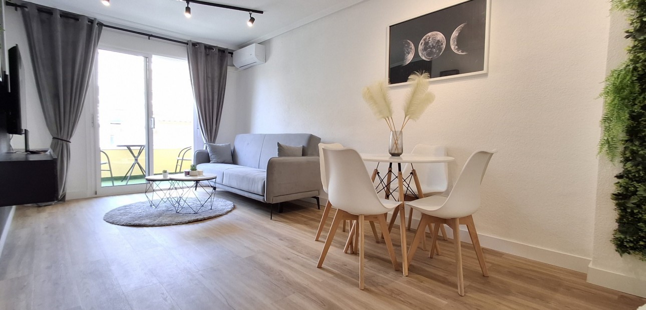 Sale - Apartment / flat -
Torrevieja - Torrevieja - Centre