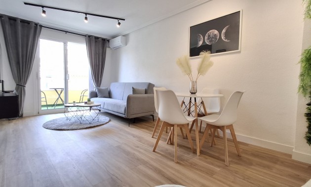 Sale - Apartment / flat -
Torrevieja - Torrevieja - Centre