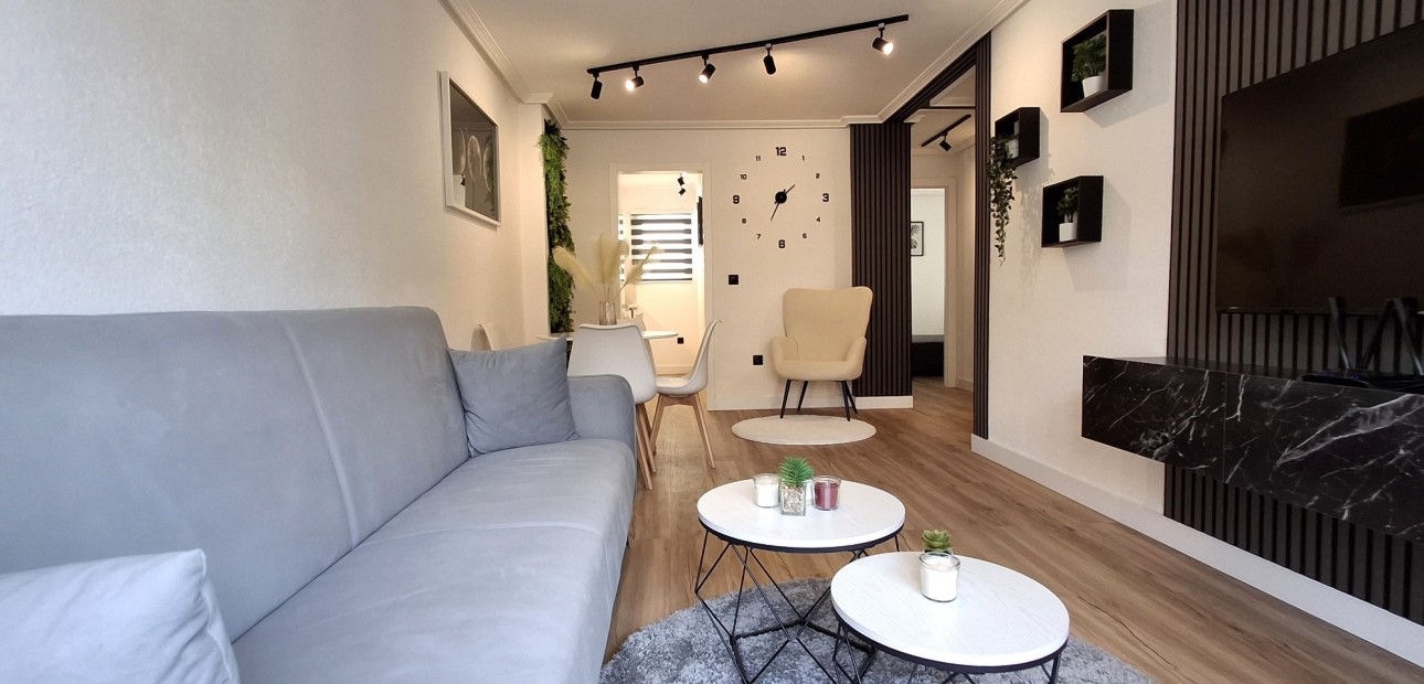 Sale - Apartment / flat -
Torrevieja - Torrevieja - Centre