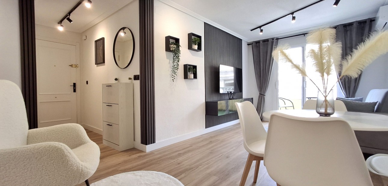 Sale - Apartment / flat -
Torrevieja - Torrevieja - Centre