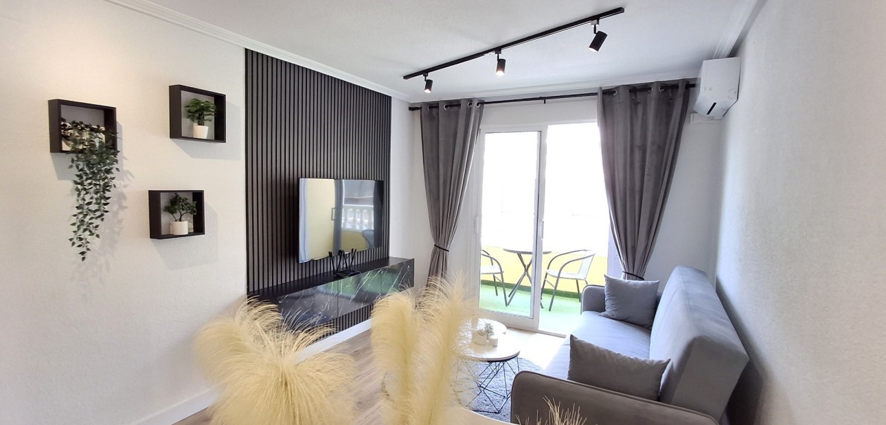 Sale - Apartment / flat -
Torrevieja - Torrevieja - Centre