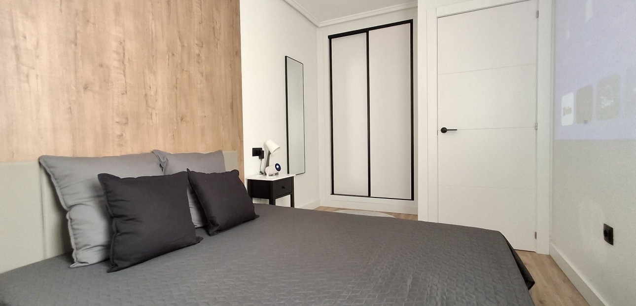 Sale - Apartment / flat -
Torrevieja - Torrevieja - Centre