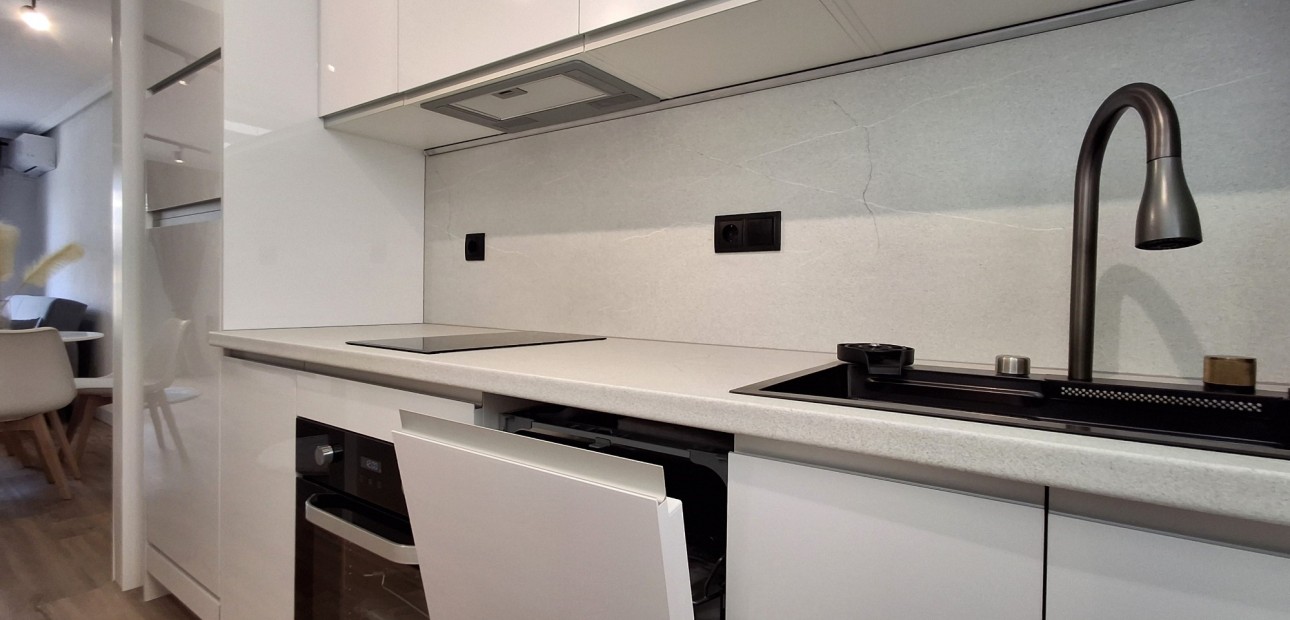 Sale - Apartment / flat -
Torrevieja - Torrevieja - Centre