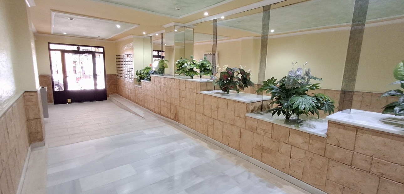 Sale - Apartment / flat -
Torrevieja - Torrevieja - Centre