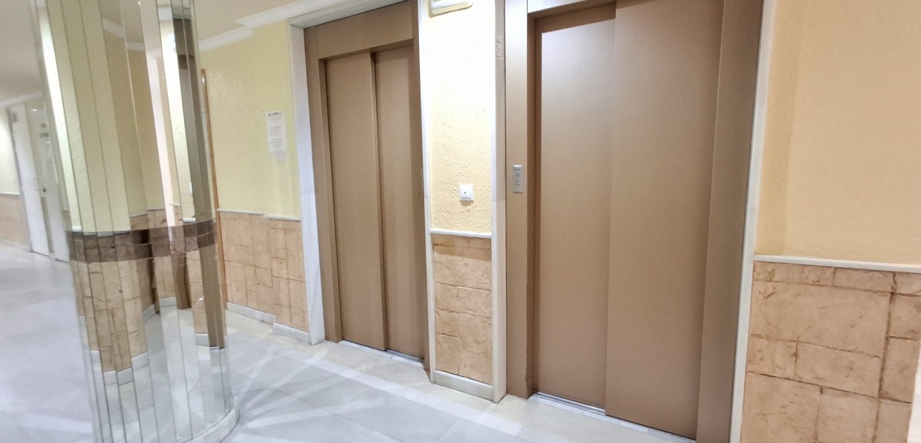 Sale - Apartment / flat -
Torrevieja - Torrevieja - Centre