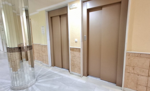 Sale - Apartment / flat -
Torrevieja - Torrevieja - Centre