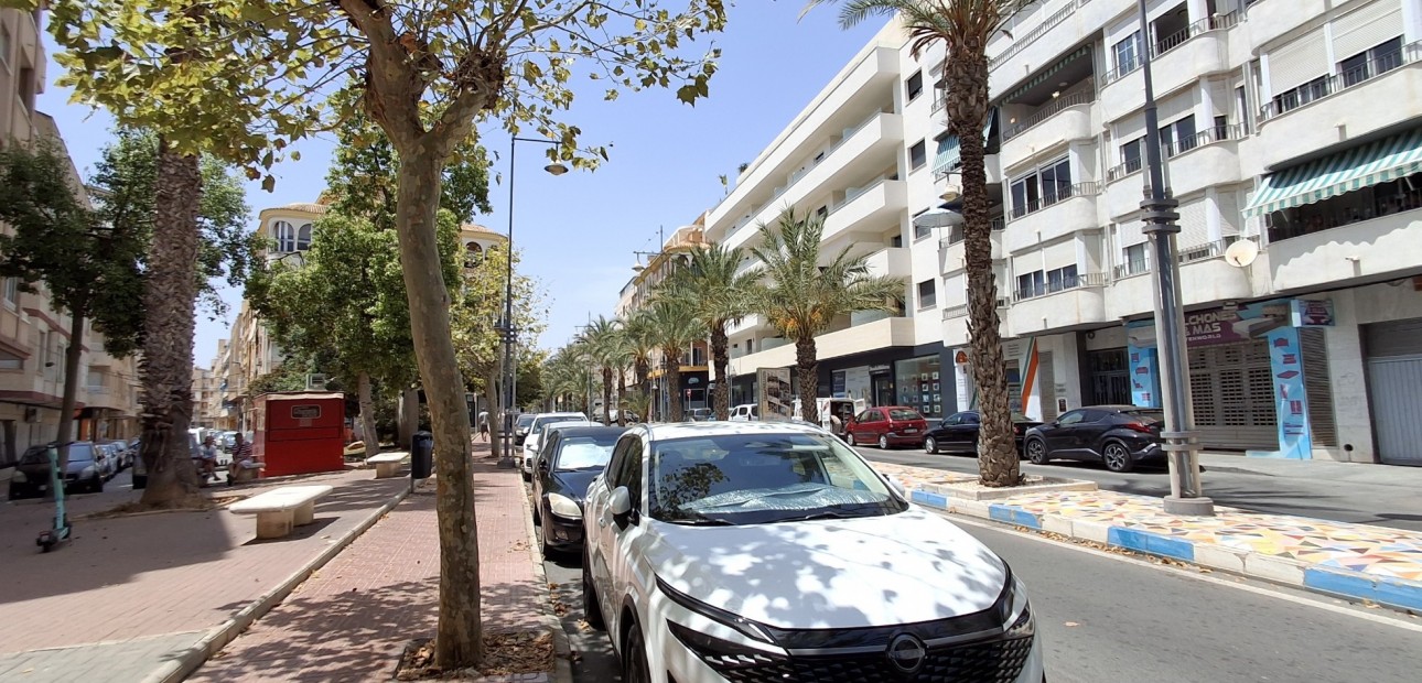 Sale - Apartment / flat -
Torrevieja - Torrevieja - Centre